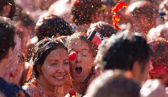 西班牙小鎮舉辦番茄大戰2萬人狂砸150噸番茄