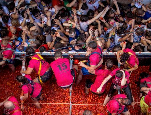 西班牙小鎮舉辦番茄大戰2萬人狂砸150噸番茄