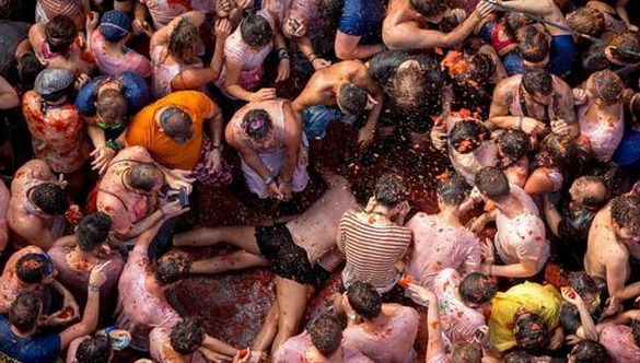 西班牙小鎮舉辦番茄大戰2萬人狂砸150噸番茄