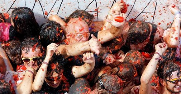 西班牙小鎮舉辦番茄大戰2萬人狂砸150噸番茄